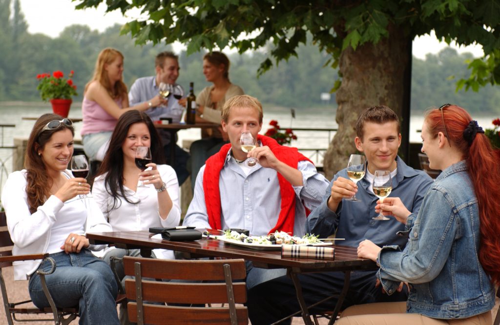 Wijndrinken op terras C Informatiebureau voor Duitse Wijn